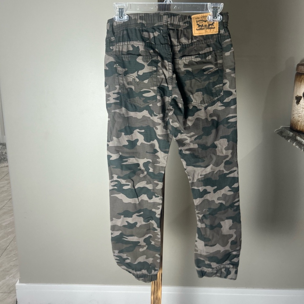 Leviโs Camouflage Jogger Pants | Elastic Waist | Size Small (28โ) - Picture 3 of 8